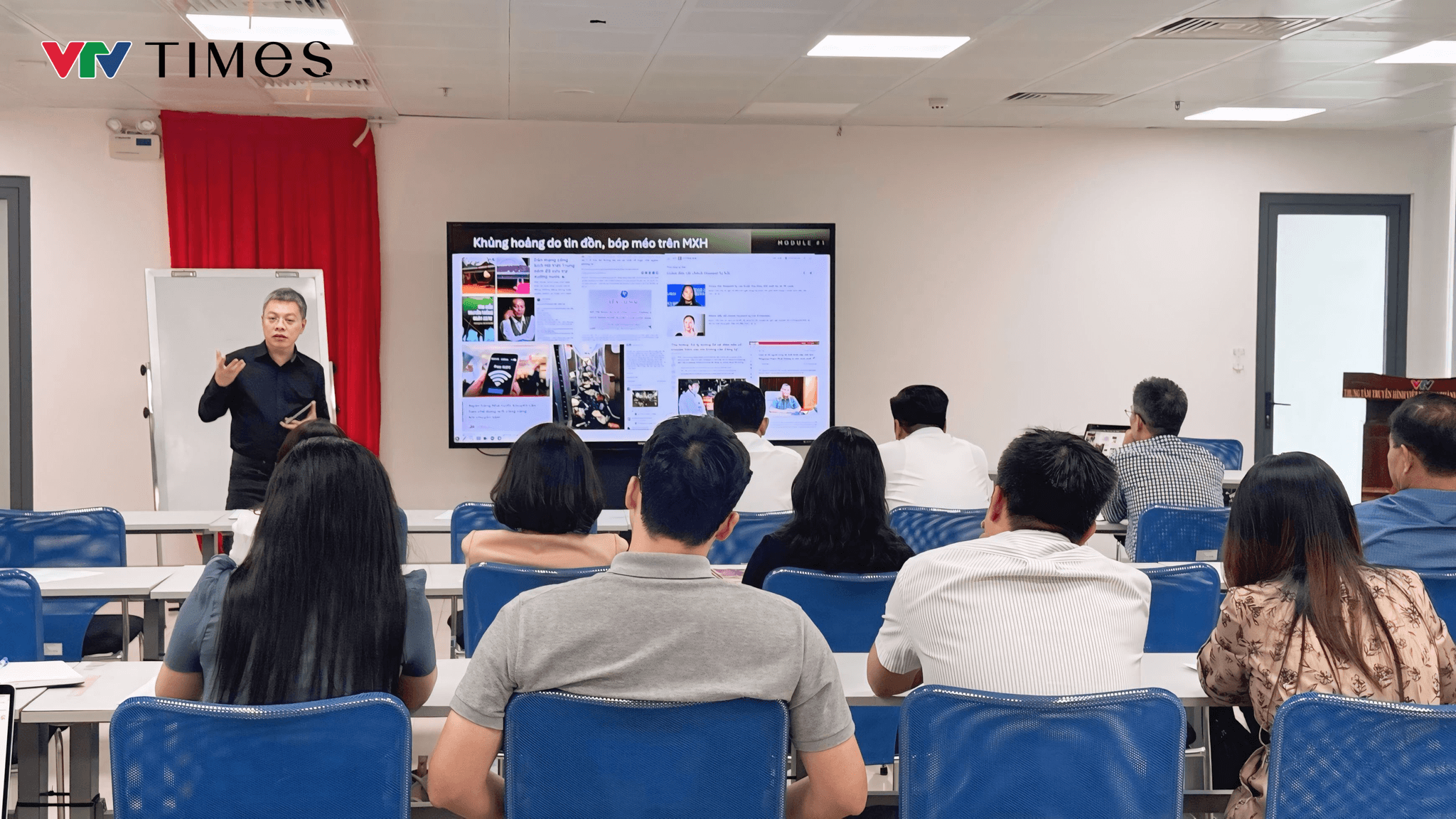 Khóa bồi dưỡng phân tích bài học từ các tình huống thực tế để tăng cường khả năng ứng phó truyền thông trong bối cảnh số hóa.