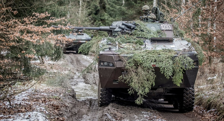 Xe bọc thép chở quân Rosomak của Ba Lan dựa trên thiết kế Patria AMV của Phần Lan.