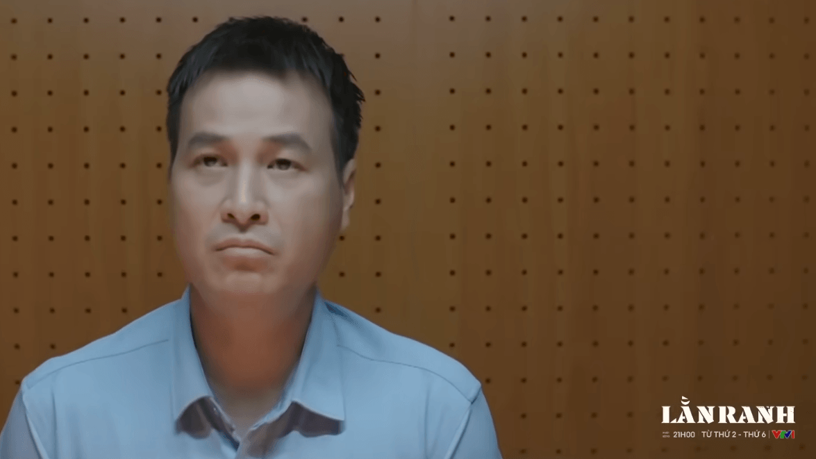 Hằng Thu và Thu Hương trao đổi về một tài liệu liên quan đến Chấn.