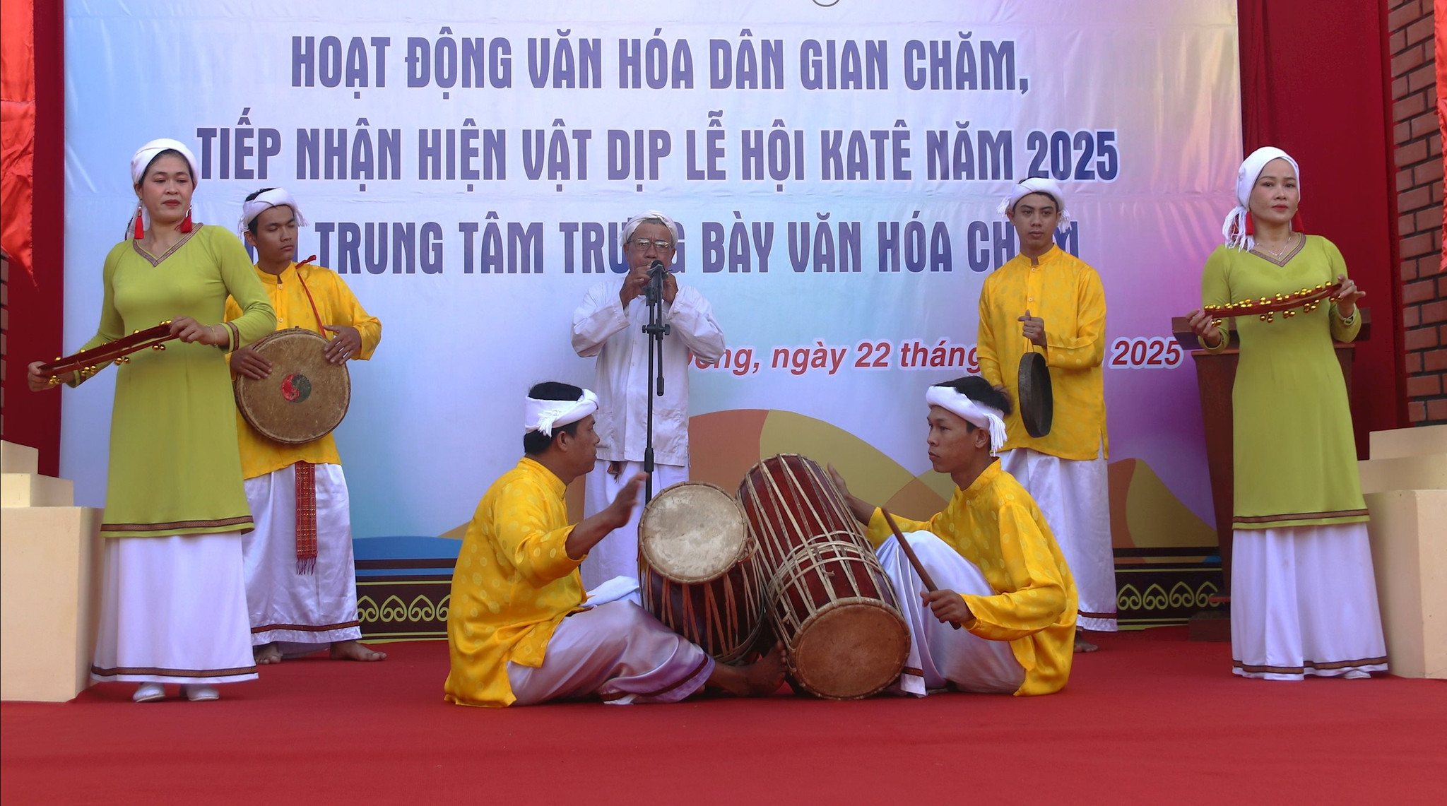 Biểu diễn văn nghệ dân gian Chăm trong Lễ hội Katê tại xã Bắc Bình