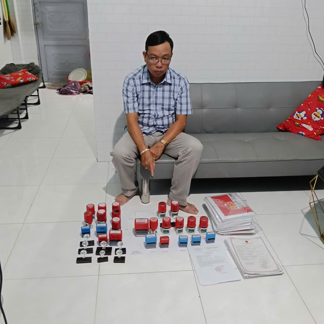 Nguyễn Phúc Bình cùng tang vật. Ảnh Trọng Tín.jpg