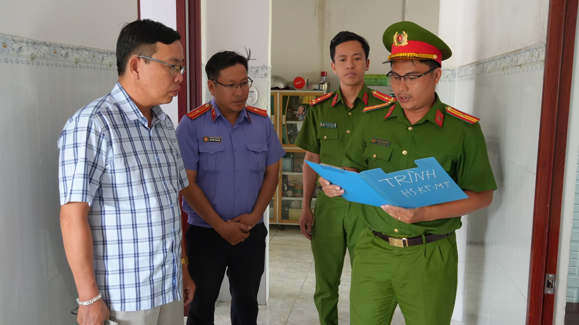 Công an xã Vĩnh Bình triển khai Lệnh khám xét nơi ở của Nguyễn Phúc Bình. Ảnh Trọng Tín.JPG
