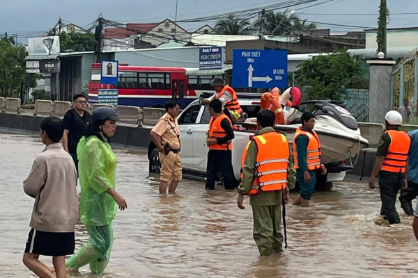 Công an Lâm Đồng xuyên đêm ngược dòng lũ dữ cứu dân -0