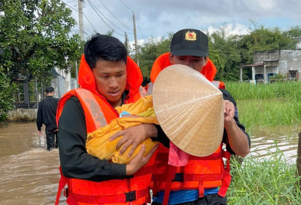 Công an Lâm Đồng xuyên đêm ngược dòng lũ dữ cứu dân -0