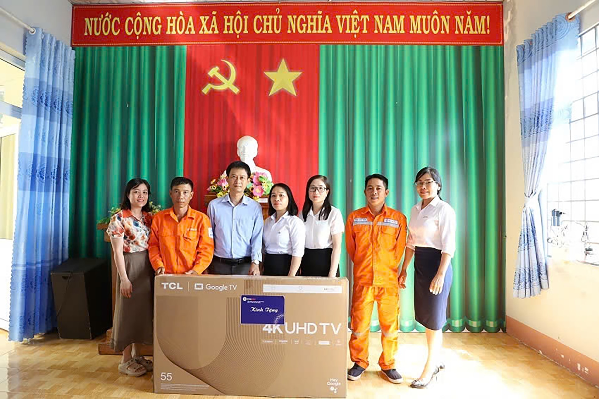 PC Lam Dong Women's Union donerar TV-apparater till missgynnade skolor i Tuy Duc-kommunen