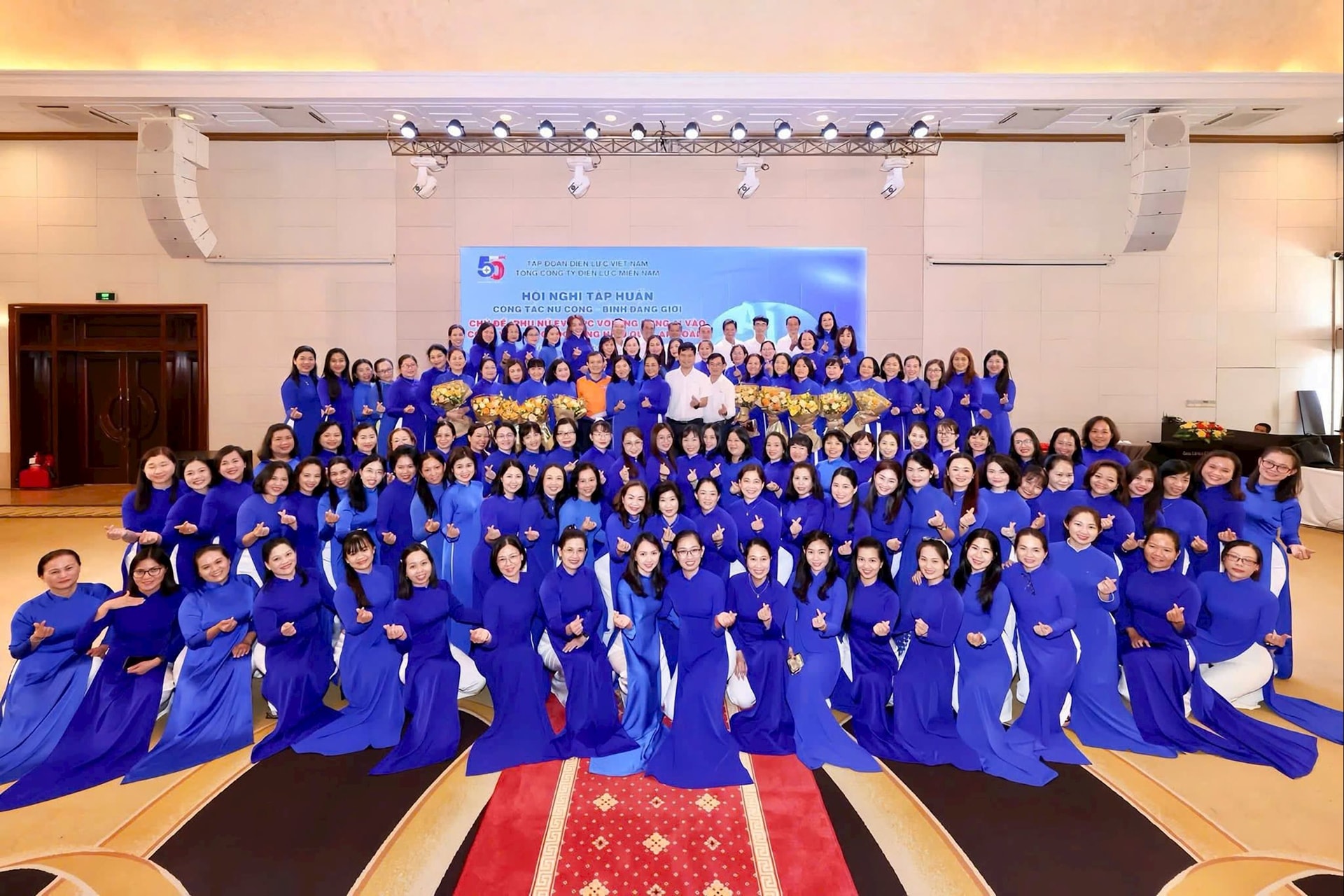 Lam Dong PC integrerar jämställdhetsinnehåll i professionella möten och konferenser.