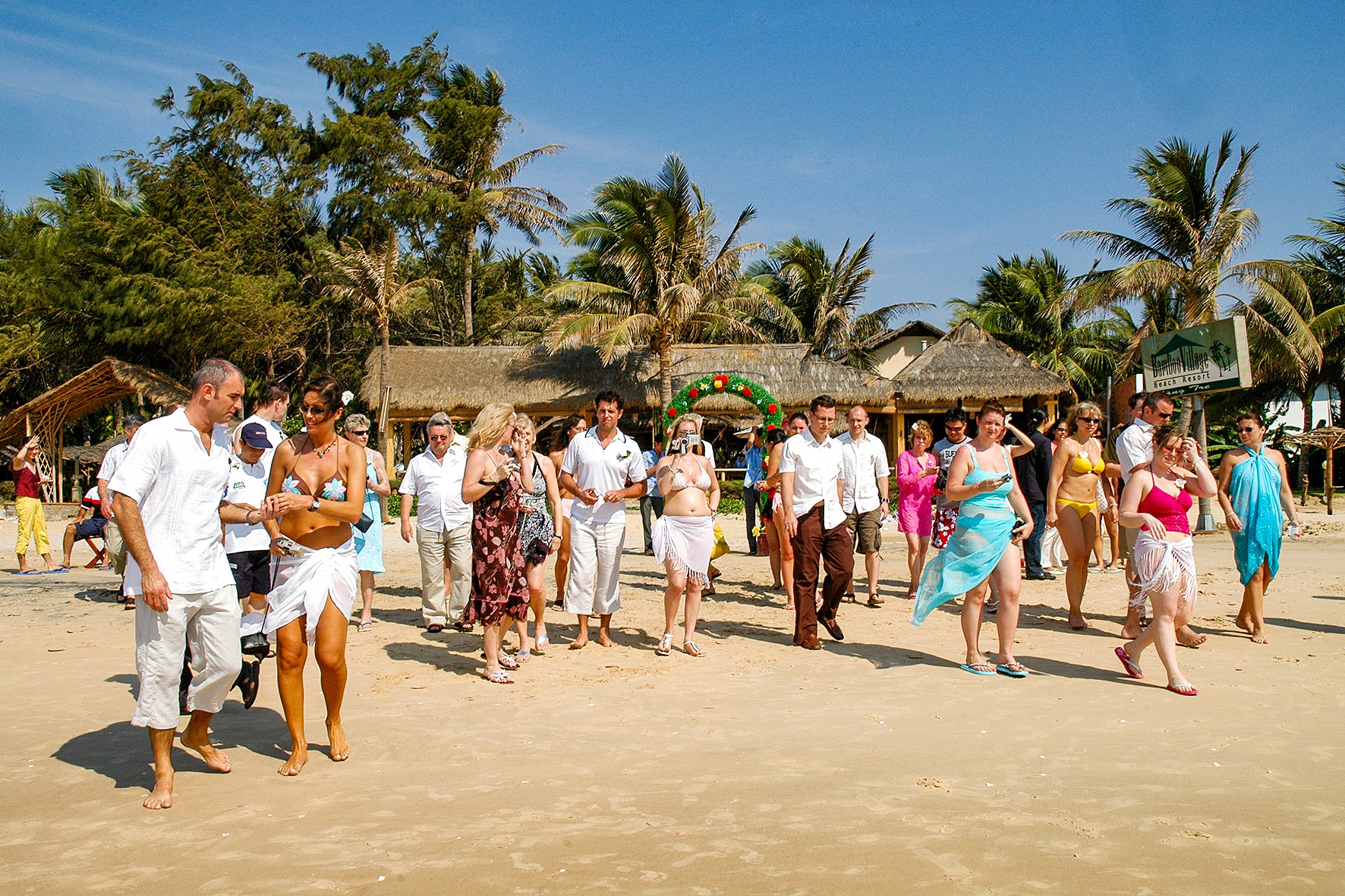 Pelancong antarabangsa berseronok di kawasan pelancongan negara Mui Ne (Foto oleh N. Lan) (3)