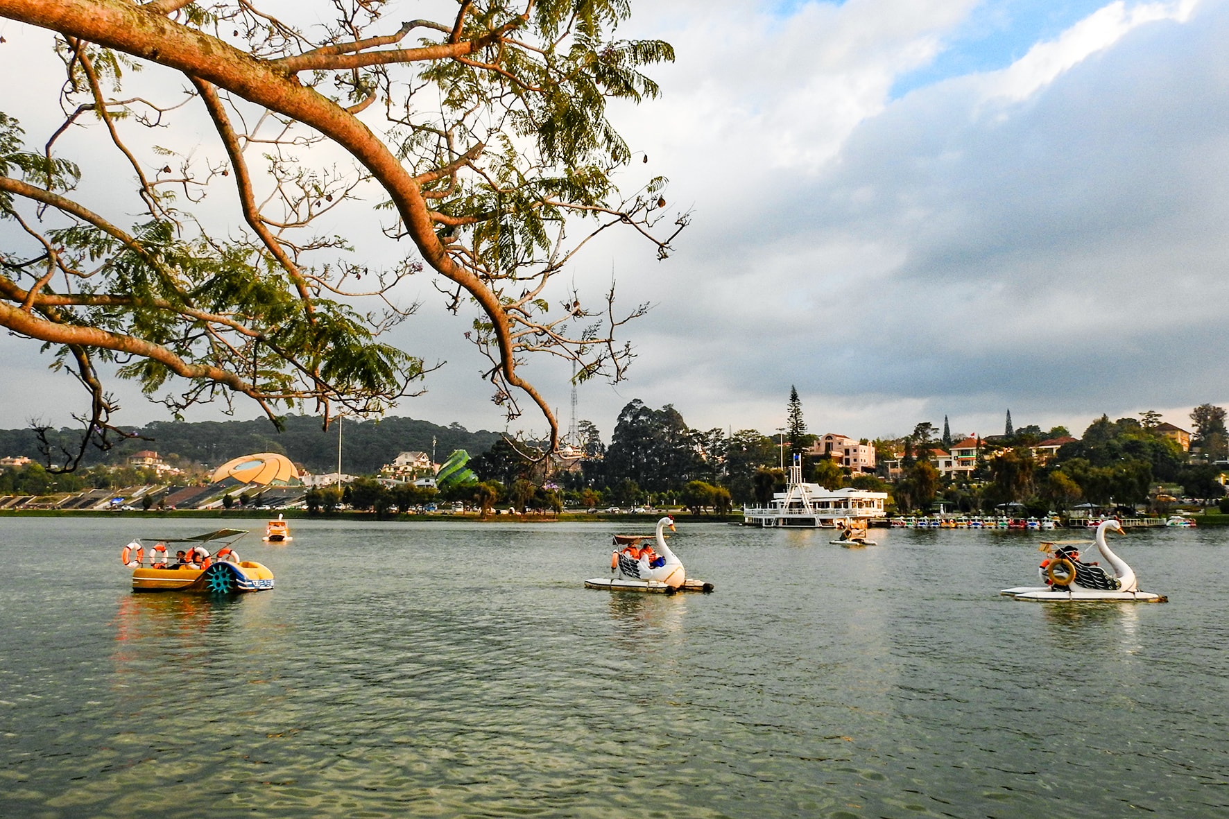 Mengembara di Tasik Xuan Huong (foto oleh N. Lan) (2)