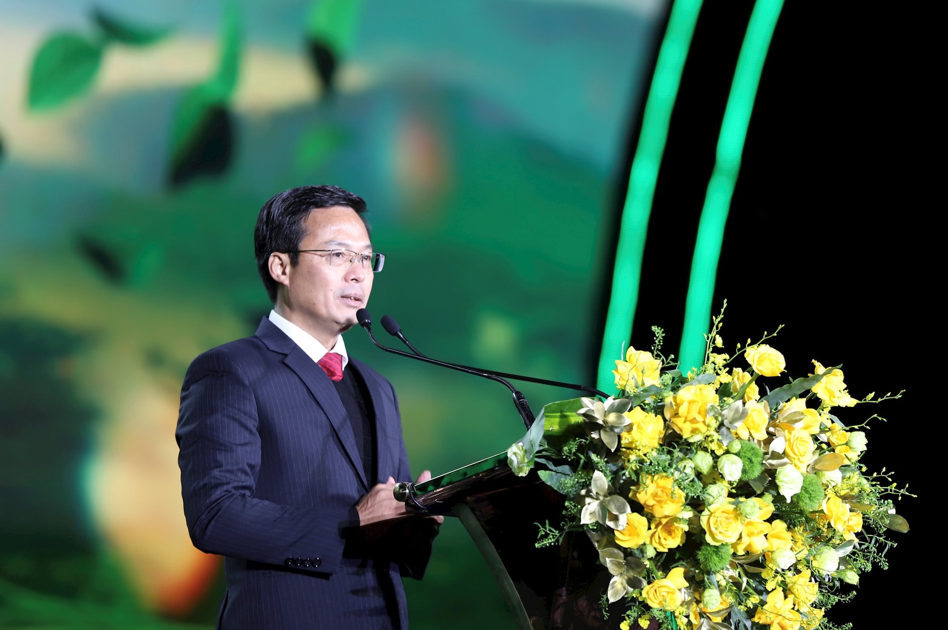 Nestleder i Lam Dong provinsielle folkekomité, Dinh Van Tuan, holdt en tale under åpningsseremonien.