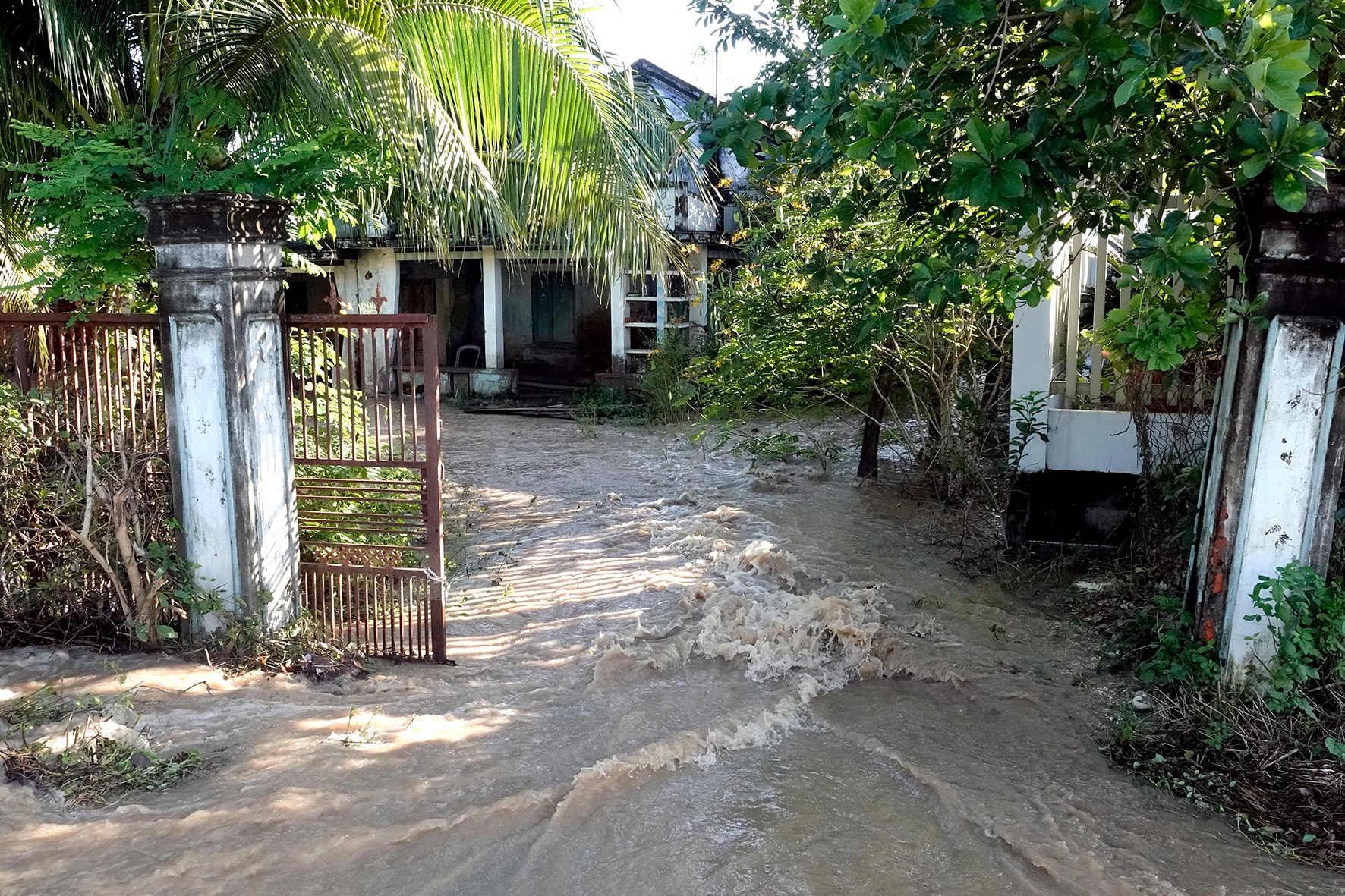 Air mengalir ke rumah-rumah penduduk seperti air terjun (foto oleh N. Lan)