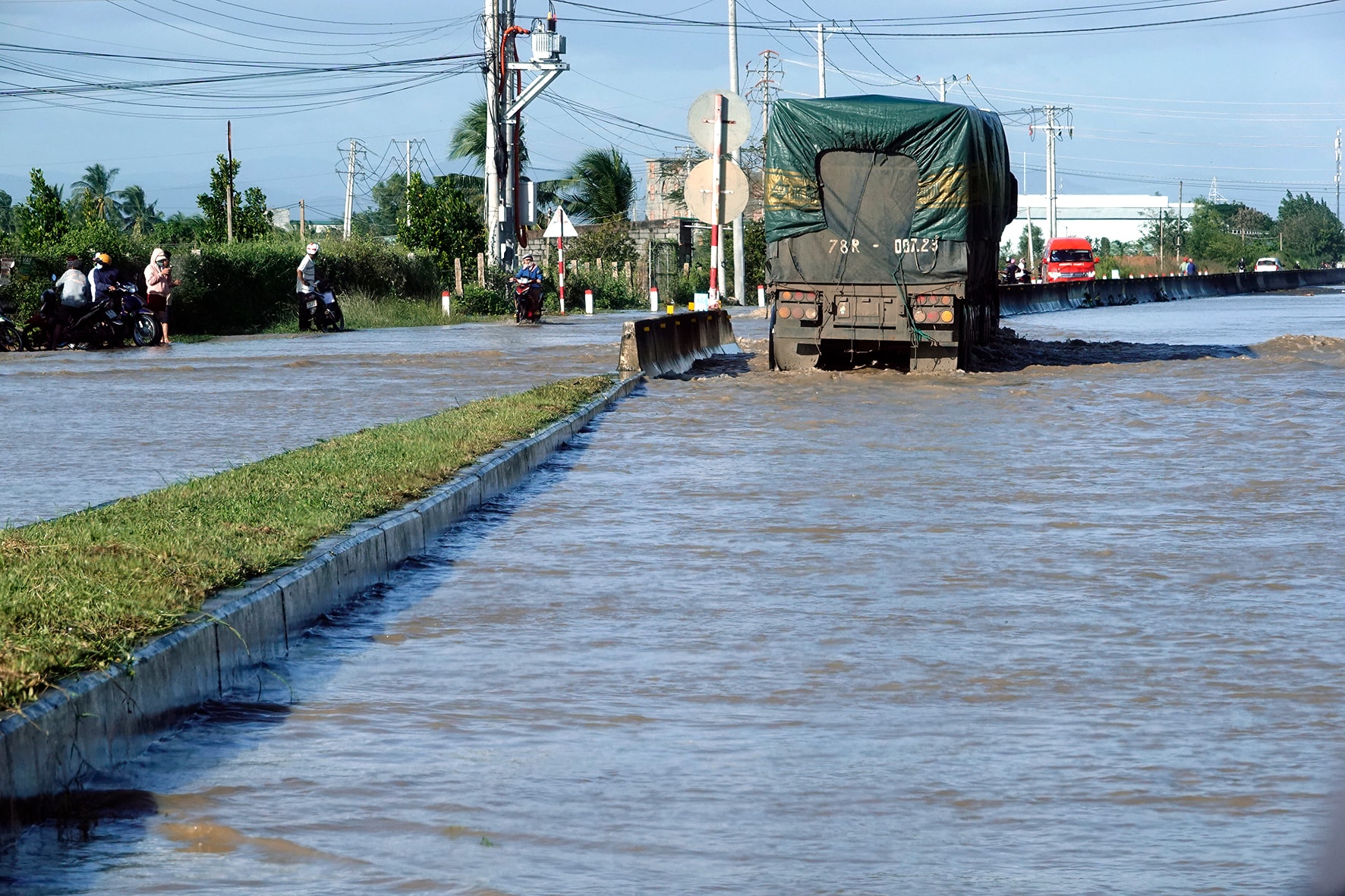 Jalan Raya Nasional 1A yang terendam banjir, bagian jembatan Ong Tam (foto oleh N. Lan)