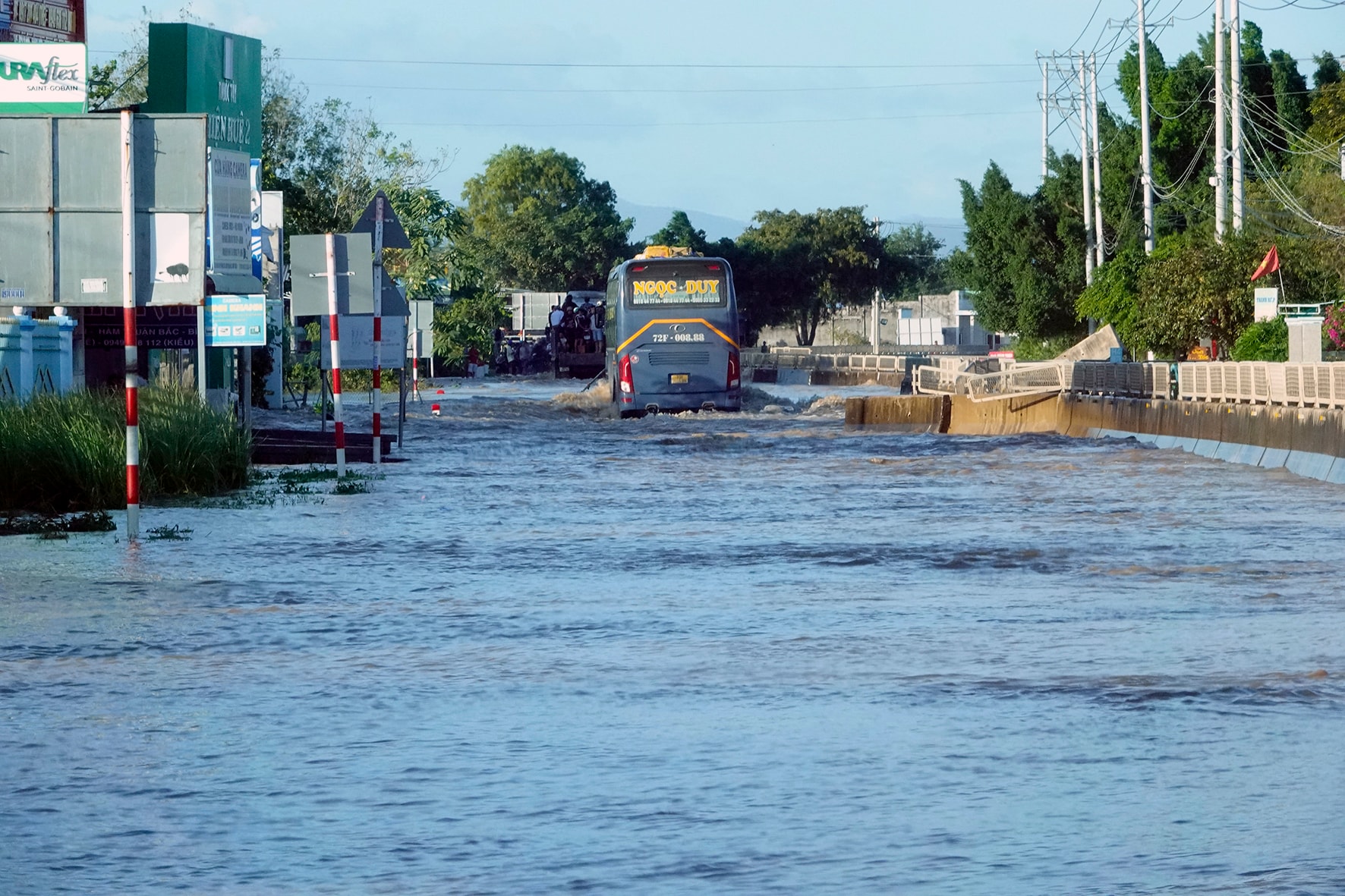 Jalan Raya Nasional 1A yang terendam banjir dekat Jembatan Bang Lang (foto oleh N. Lan)