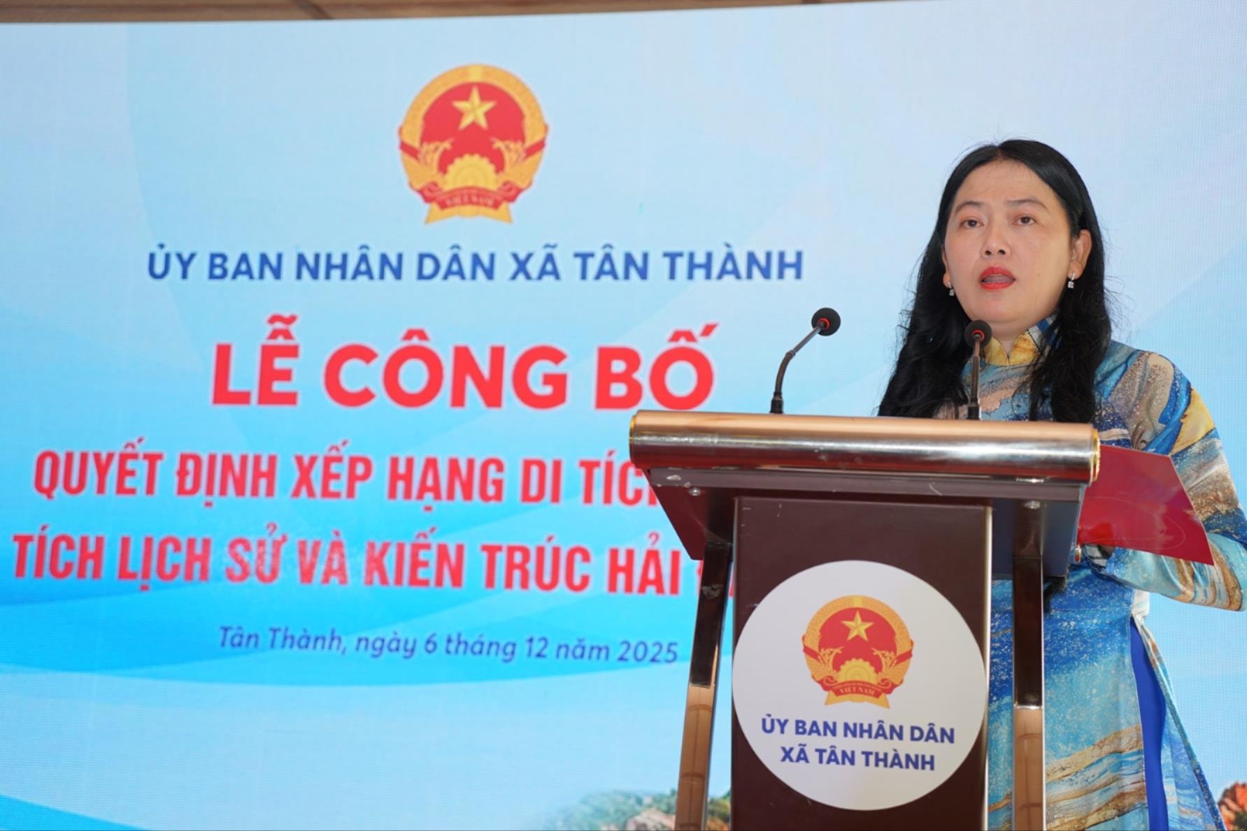 Fru Mai Thi Ngoc Anh, ordförande för Tan Thanh kommuns folkkommitté, talade vid ceremonin.