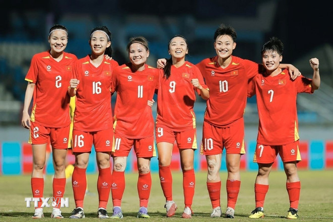 Niềm vui của Tuyển nữ Việt Nam. (Ảnh: Minh Quyết/TTXVN) ttxvn-sea-games-33-viet-nam-dai-thang-tran-ra-quan-gap-nu-malaysia-06-2.jpg