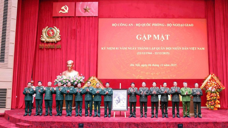 gen-h-z7299349696344-df35901d6a13782b14677687ad12fb39-2347.jpg