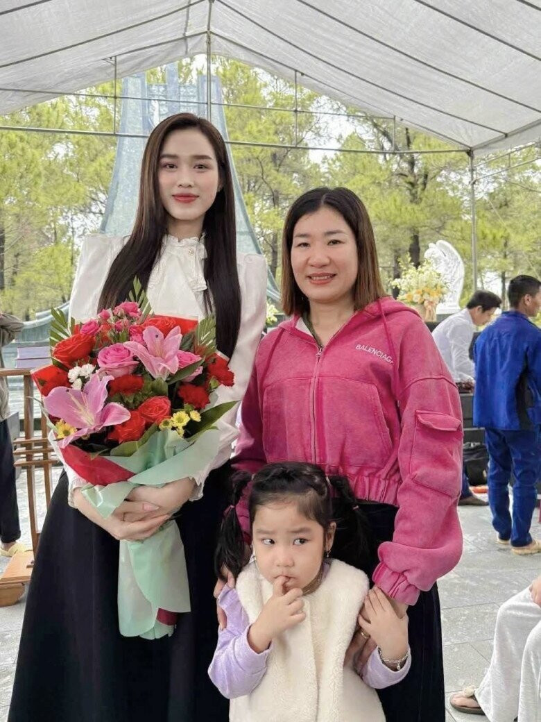 Đỗ Thị Hà được khen bởi hình ảnh giản dị, thanh lịch.