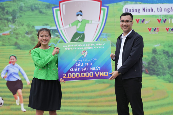 Hoàng Thị Huyền nhận giải thưởng Cầu thủ xuất sắc nhất. (Ảnh: VTV) lamthuong2.jpg