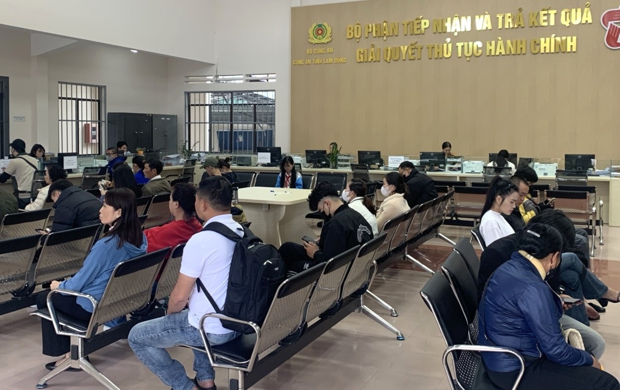 Din 13/2025 până în prezent, Poliția Provincială Lam Dong a primit direct 20.588 de cereri pentru certificate de cazier judiciar folosind aplicația VNeID.