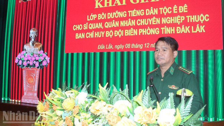 Đại tá Rơ Lan Ngân, Phó Chính ủy Ban Chỉ huy Bộ đội Biên phòng tỉnh Đắk Lắk phát biểu khai giảng lớp bồi dưỡng. ndo_bl_img-0422-8156.jpg