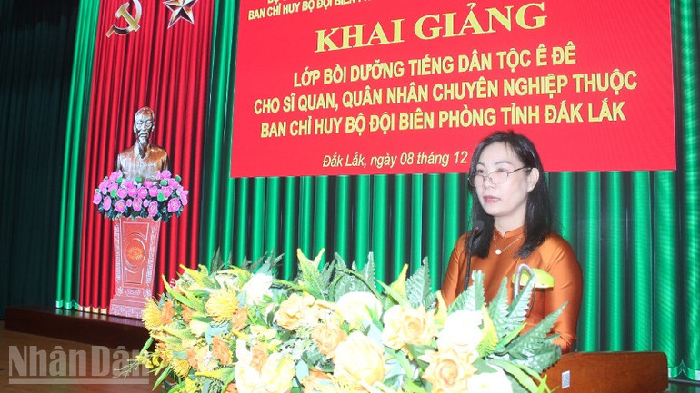 Bà Trần Thị Thu Hiền, Phó Giám đốc Trung tâm Giáo dục Thường xuyên tỉnh Đắk Lắk phát biểu tại lễ khai giảng lớp bồi dưỡng. ndo_bl_img-0421-1598.jpg