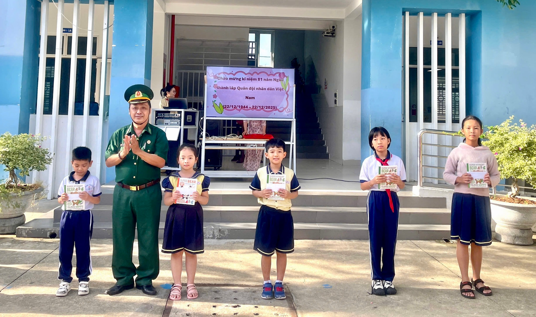 Tặng thưởng cho các em học sinh trả lời đúng các câu hỏi về nội dung kỷ niệm Ngày thành lập Quân đội Nhân dân Việt Nam.
