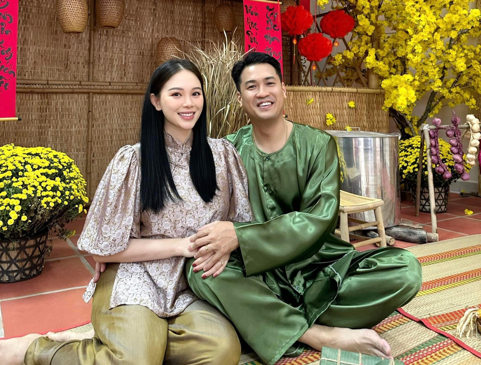 Linh Rin và Phillip Nguyễn trong lễ đính hôn.