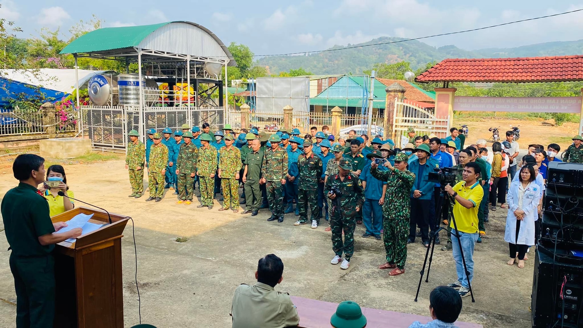 Massemobiliseringsprogram Tilbake til landsbyen - 3 med menneskene i Da Nhar-landsbyen av enhetene