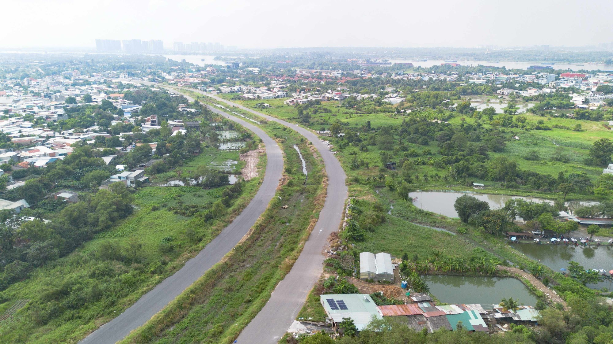 Mặt cắt ngang điển hình của Hương Lộ 2 với nền đường rộng 54 m và nhiều hạng mục.