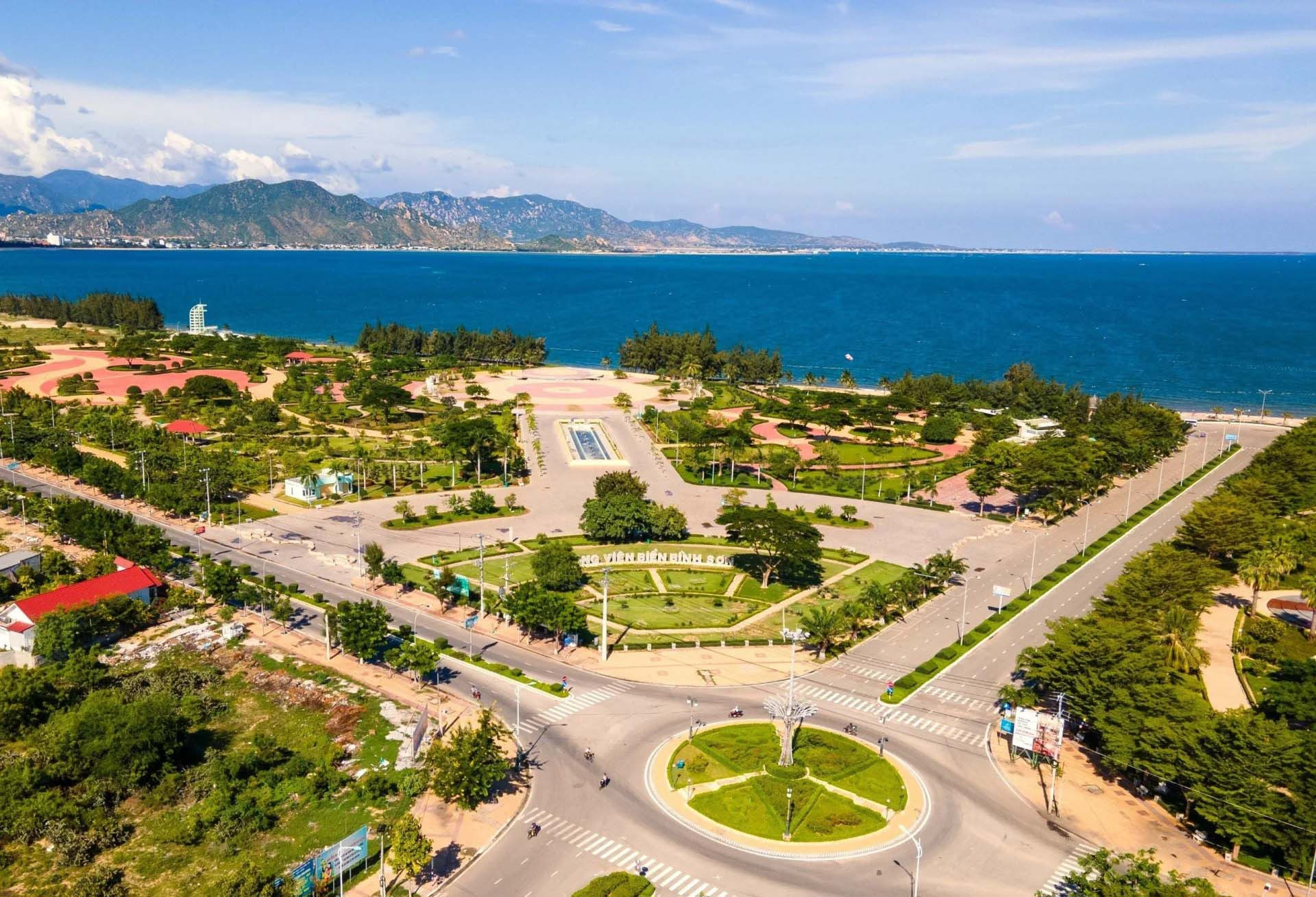 Công viên biển Bình Sơn Ninh Thuận nhìn từ trên cao với bãi cát dài và thảm cỏ xanh.