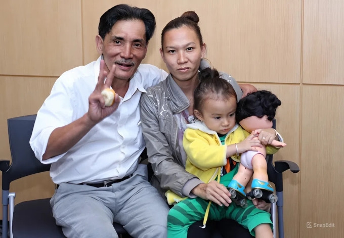 Thương Tín bên con gái và vợ cũ cách đây hơn 10 năm.