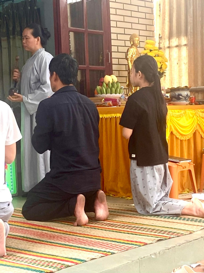 Con trai và con gái Thương Tín lo hậu sự cho ông. Ảnh: Tô Hiếu