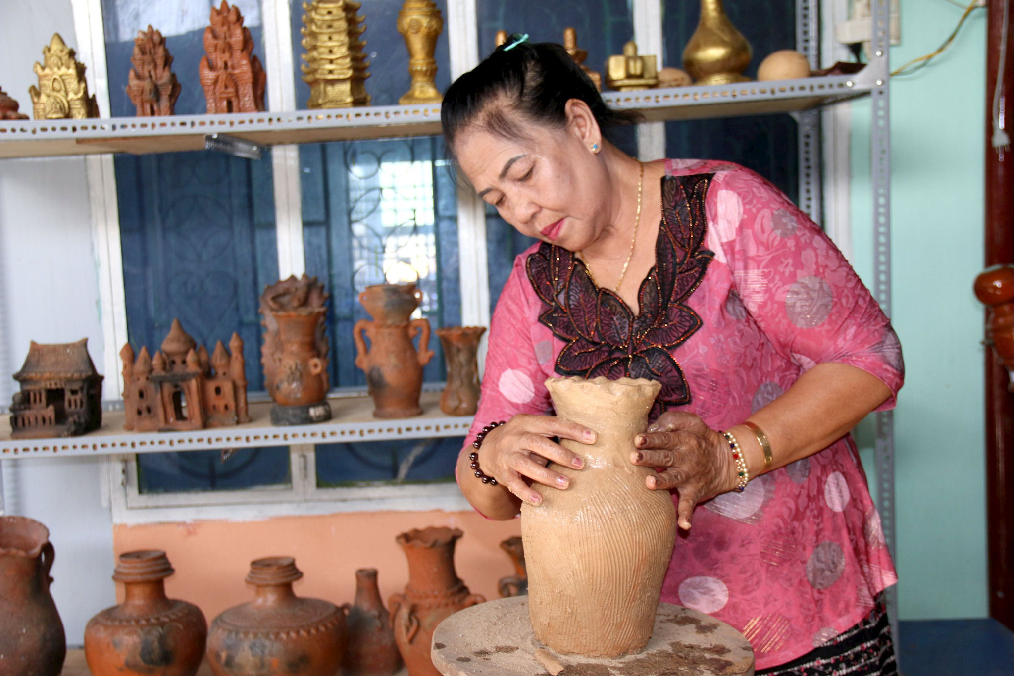 Nghề sản xuất gốm của người đồng bào dân tộc Chăm đến nay vẫn được lưu giữ và là một trong những sản phẩm du lịch của địa phương (2)
