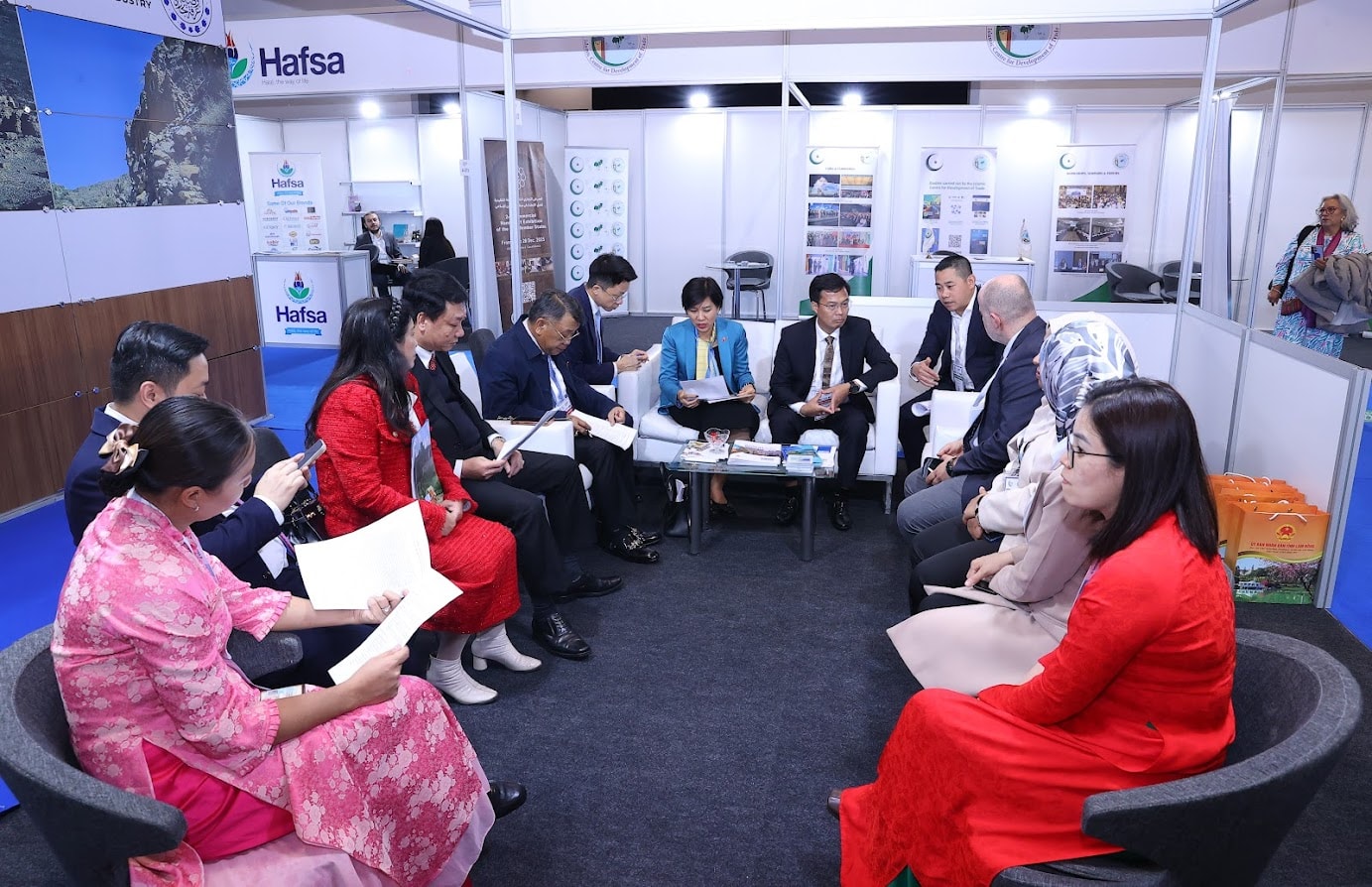 3. Кадры с рабочих встреч с руководителями различных подразделений и населенных пунктов в рамках визита и работы делегации провинции Ламдонг.