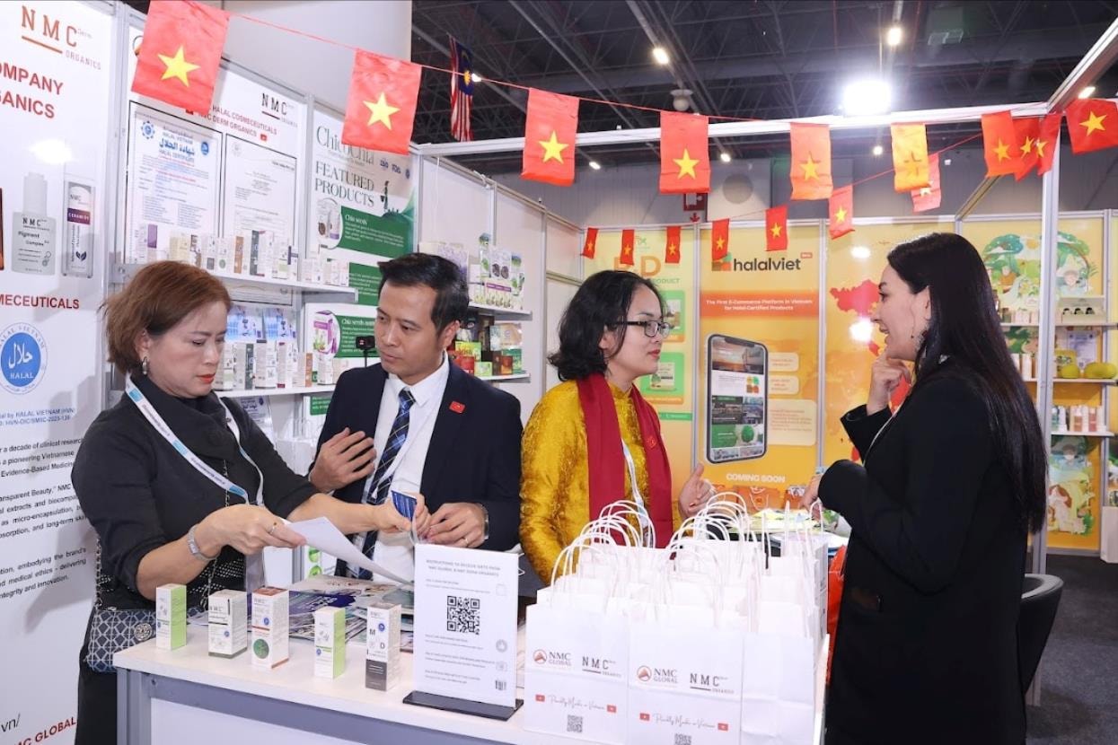 8.tourists-visiting-and-learning-about-products-at-vietnam-booth-at-the-event-(1).jpg