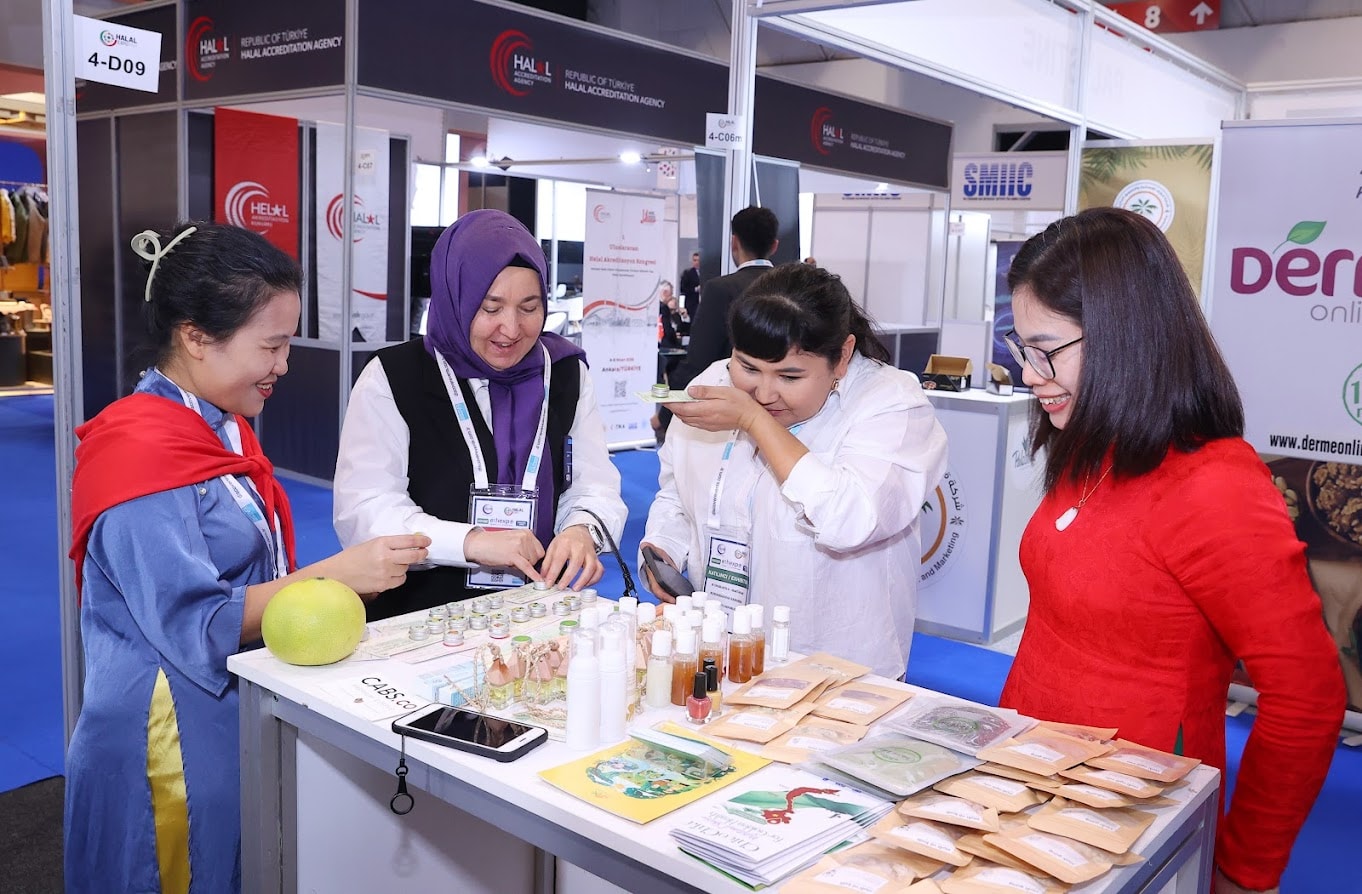 9. Посетителям понравилось знакомиться с вьетнамской продукцией на стендах, участвовавших в мероприятии.