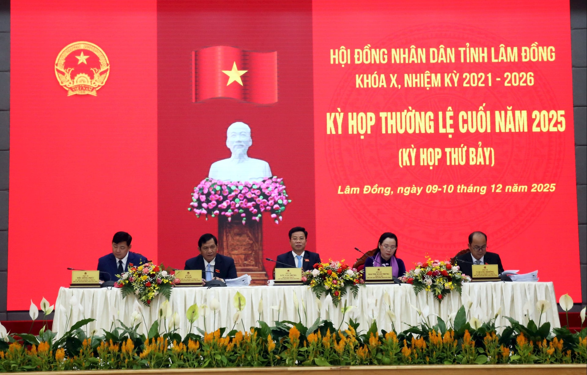 Den stående komiteen i det provinsielle folkerådet ledet sesjonen.