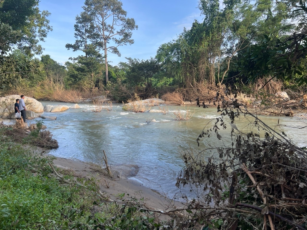 ທິວທັດທີ່ຮ້າງເປົ່າຢູ່ເຂື່ອນພູມ-ພັນດັງ.