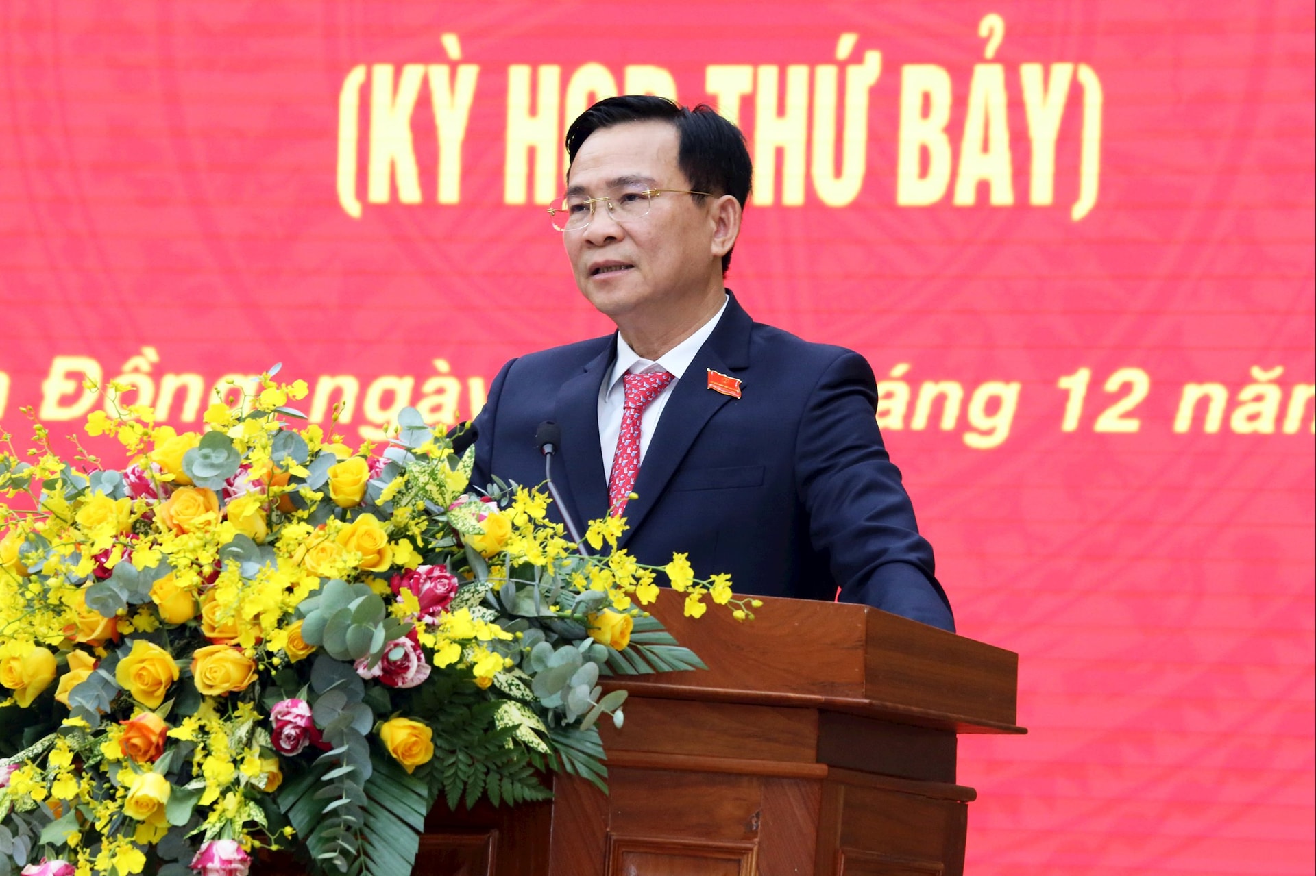 Kamerat Ho Van Muoi rapporterer om saker som bekymrer delegatene på sesjonen (1)