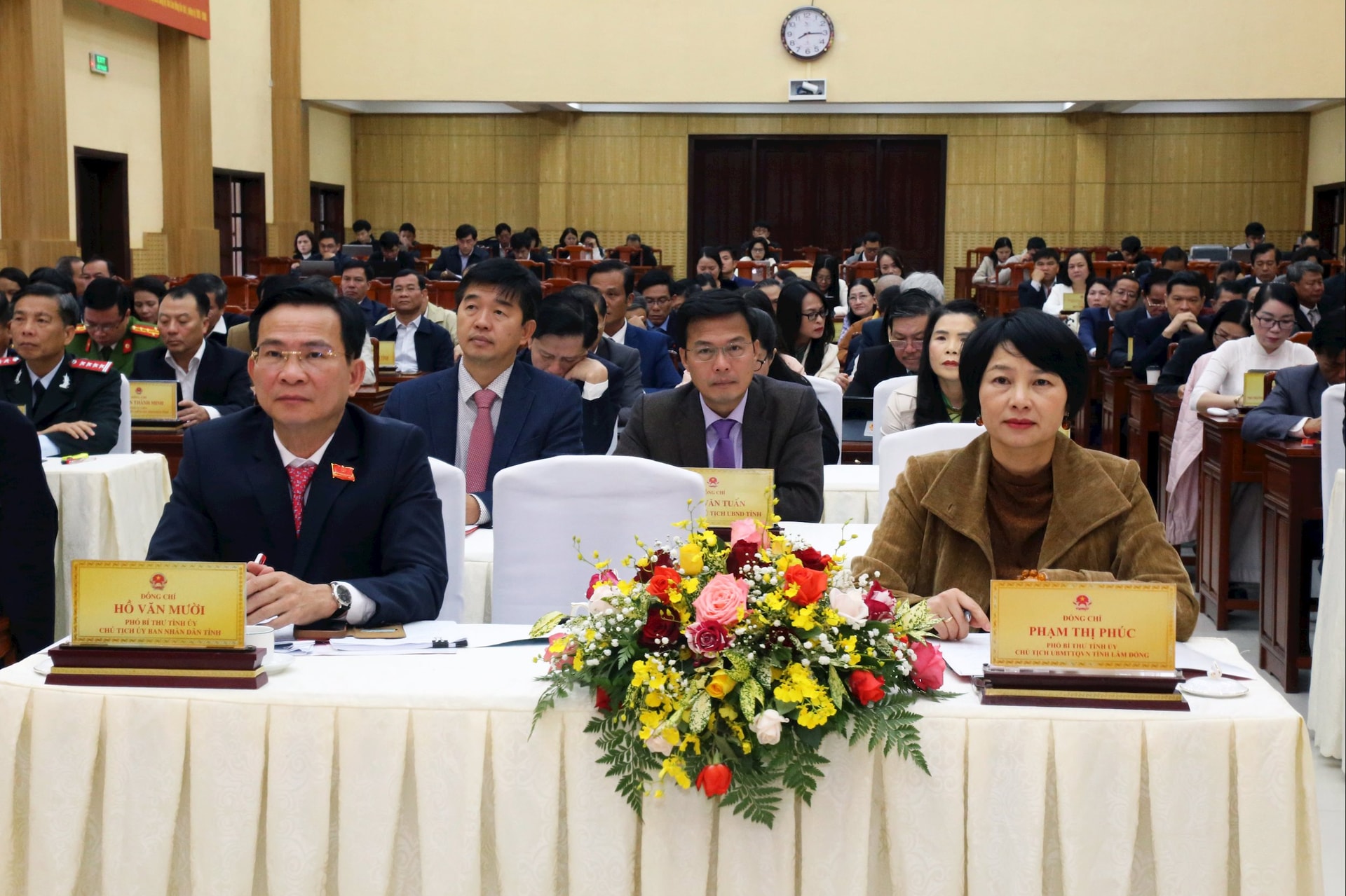 Kamerat Ho Van Muoi og kamerat Pham Thi Phuc deltok på møtet (2)