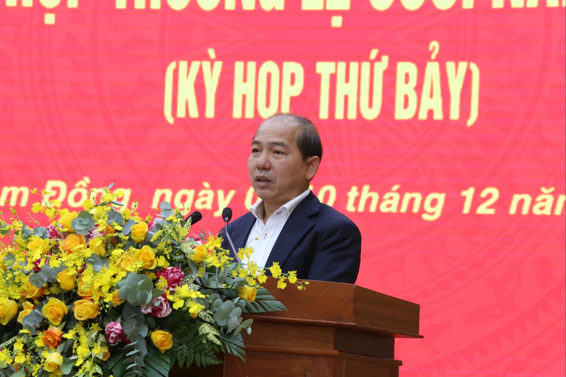 Kamerat Le Ngoc Tien, direktør for bygg- og anleggsavdelingen, presenterte en rapport som forklarte problemstillinger knyttet til byplanlegging og sosiale boligprosjekter.