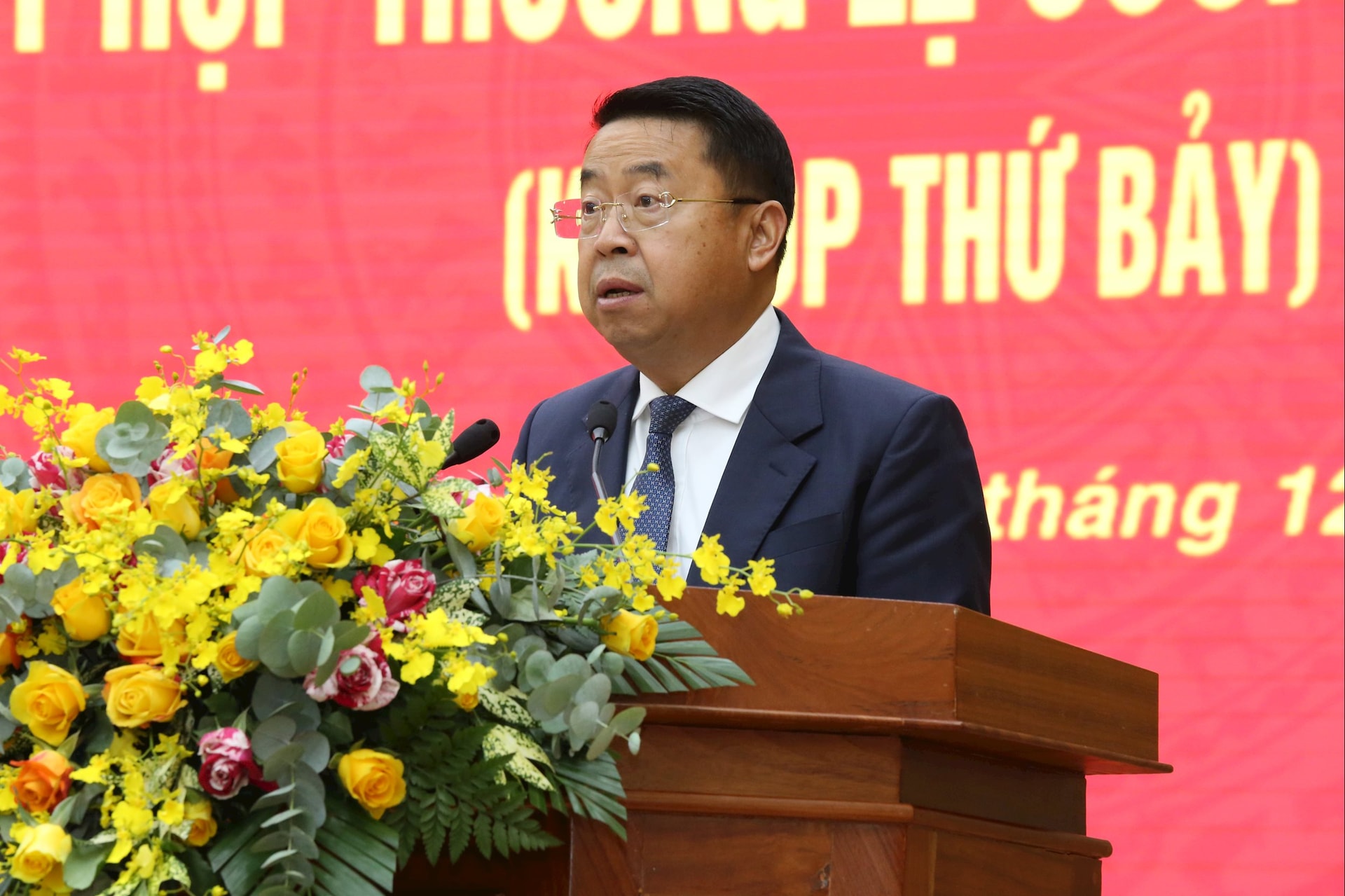 Kamerat Ton Thien San, medlem av provinsiell partikomité og direktør for finansdepartementet, presenterte en rapport som forklarte problemstillinger knyttet til offentlig finans og investeringer.