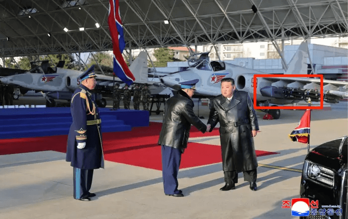 Tên lửa mới được gắn trên cánh của chiếc cường kích Sukhoi Su-25.