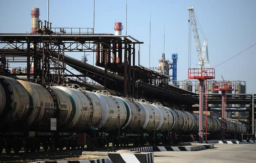 Bảng giá điện tử hiển thị giá dầu Brent và WTI đang trên đà giảm.