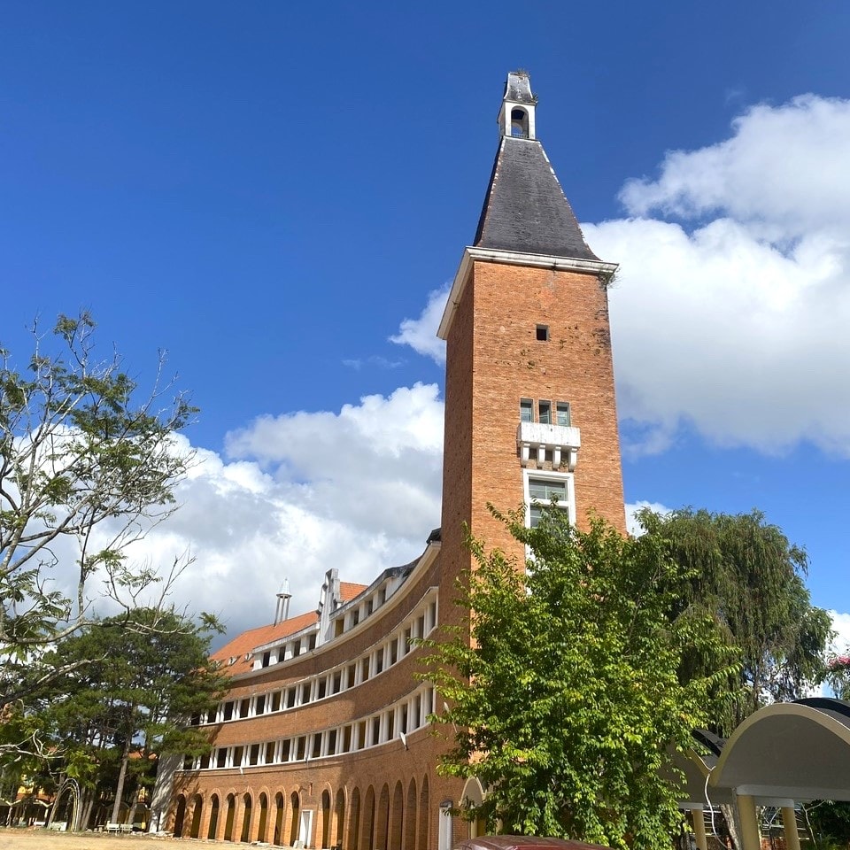 ວິທະຍາໄລຄູສອນດ່າລາດໄດ້ຮັບການຮັບຮອງຈາກສະມາຄົມສະຖາປະນິກສາກົນວ່າເປັນໜຶ່ງໃນ 1,000 ຜົນງານສະຖາປັດຕະຍະກຳທີ່ໂດດເດັ່ນຂອງສະຕະວັດທີ 20 ທົ່ວໂລກ.