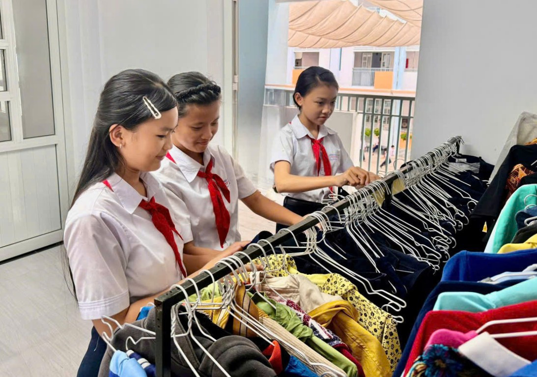 1Học sinh Trường THCS Nguyễn Du lựa chọn quần áo tại Quầy hàng 0 đồng