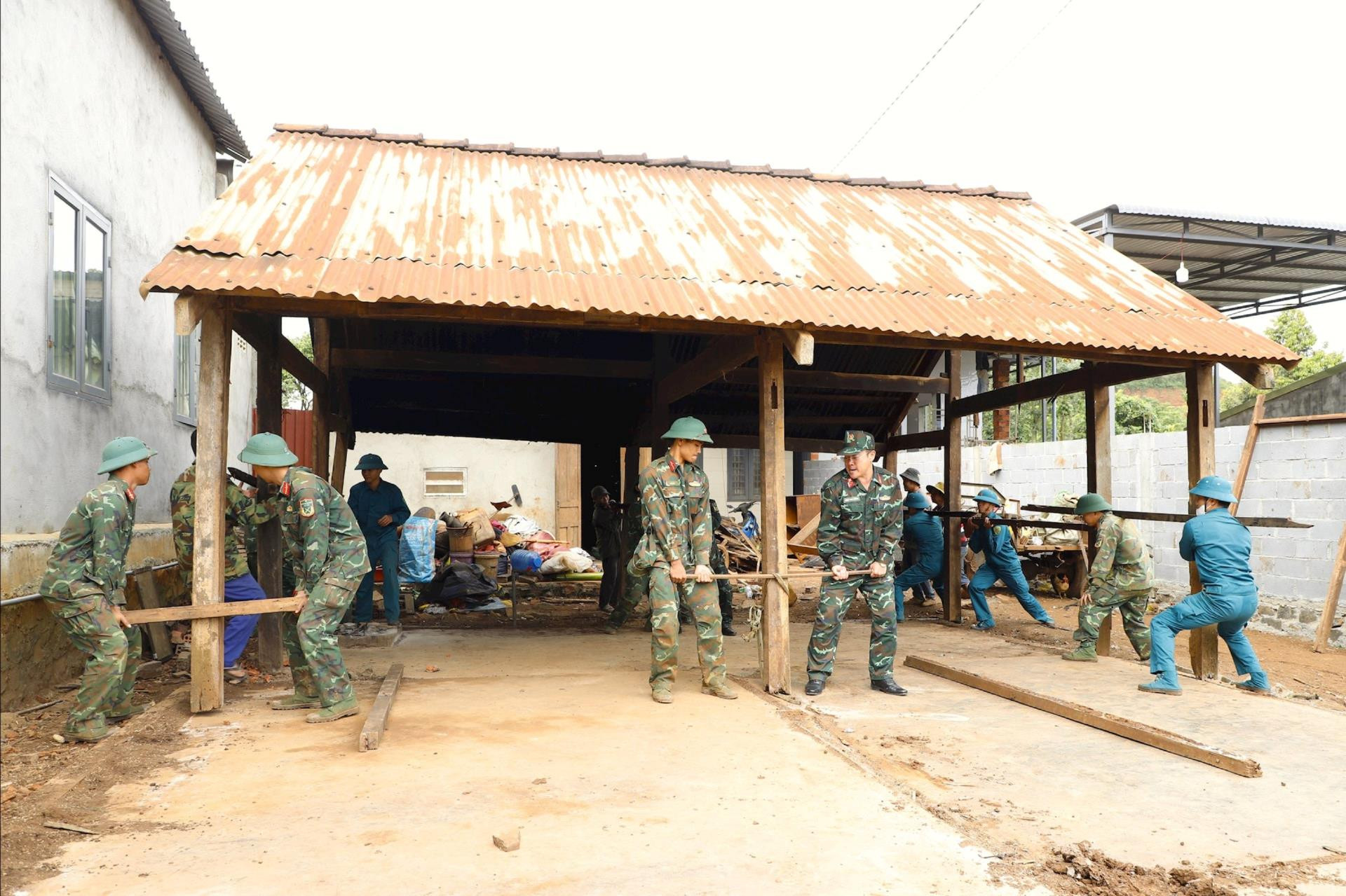 Chung tay dựng xây mái ấm nghĩa tình quân - dân