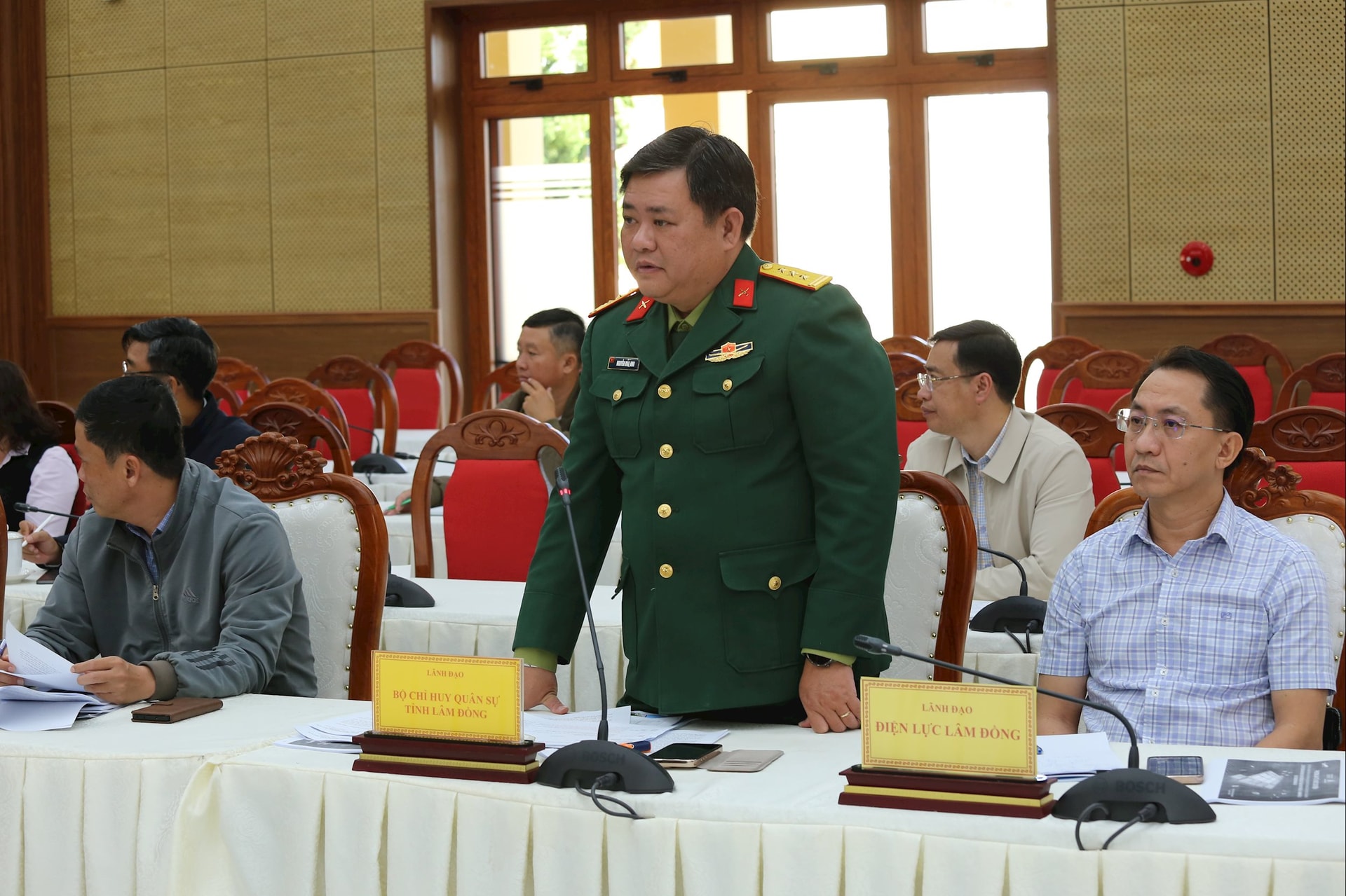 Zástupci provinčního vojenského velení se účastnili diskusí týkajících se organizace slavnostního zahájení výstavby a inaugurace.