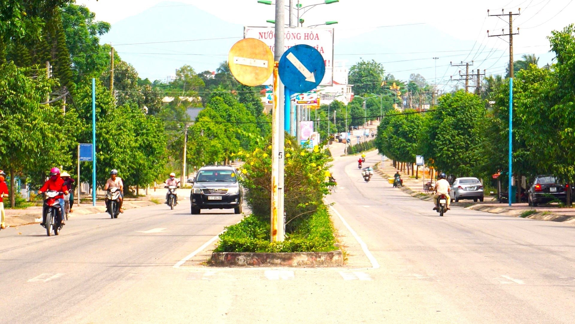 766 numaralı il yolu, Duc Linh beldesinin merkezinden geçmektedir.