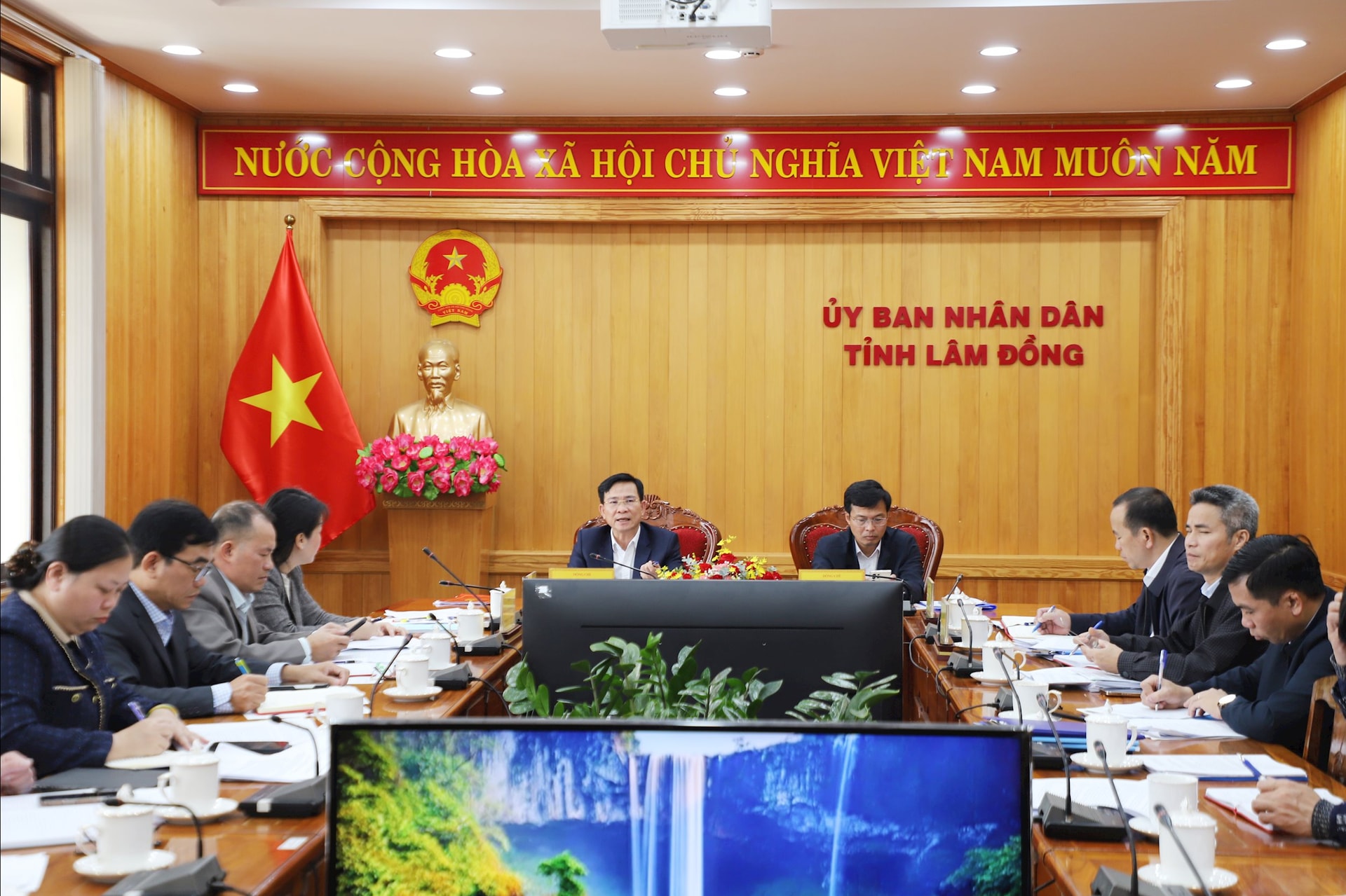 Lam Dong İl Halk Komitesi liderleri, Politbüro'nun 72 sayılı Kararının uygulanmasına ilişkin rapor sunmak üzere ilgili birimlerle bir toplantı düzenledi.