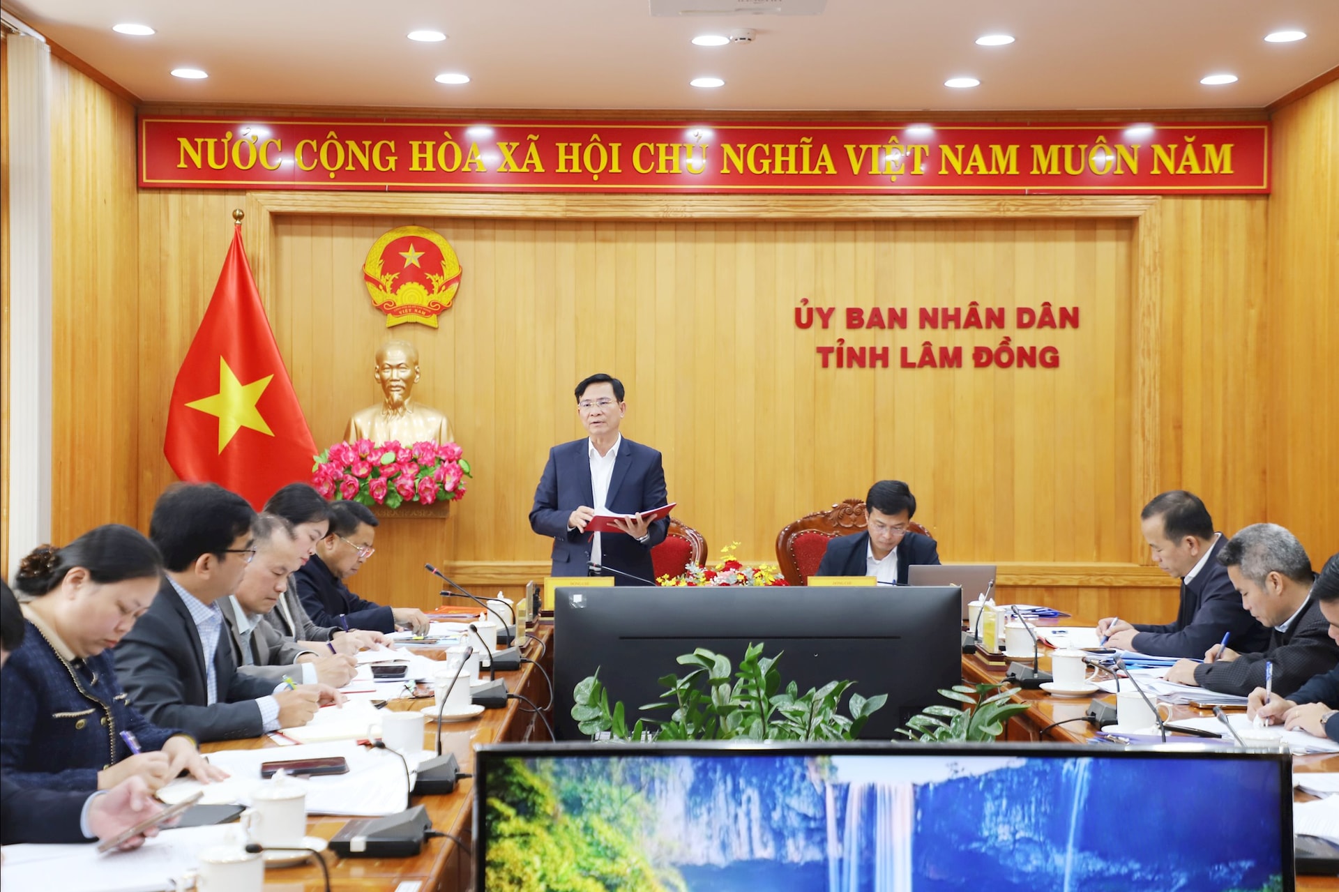 İl Parti Komitesi Başkan Yardımcısı ve İl Halk Komitesi Başkanı Ho Van Muoi çalışma oturumunu sonlandırdı.